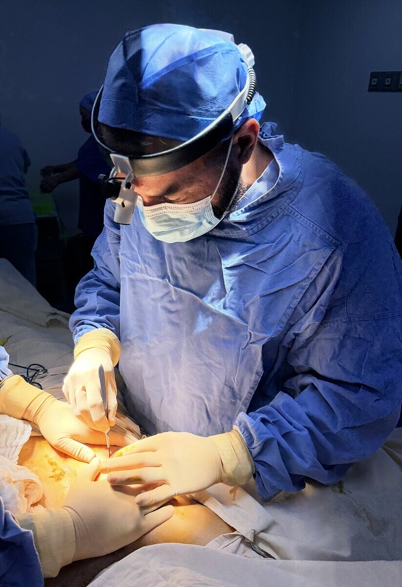 Dr. Hugo Gallegos Ballesteros operando en quirófano
